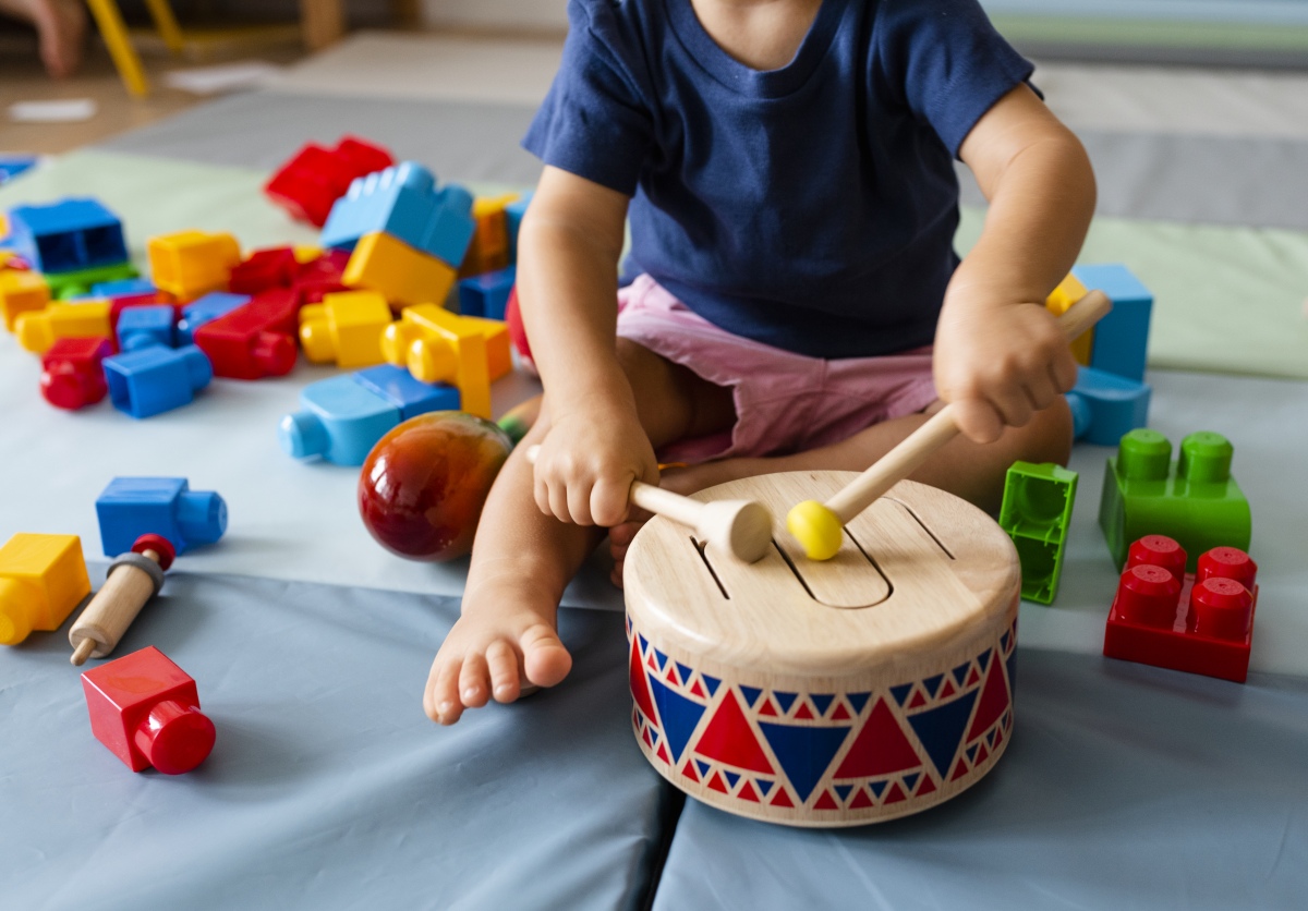 enfant faisant de la musique