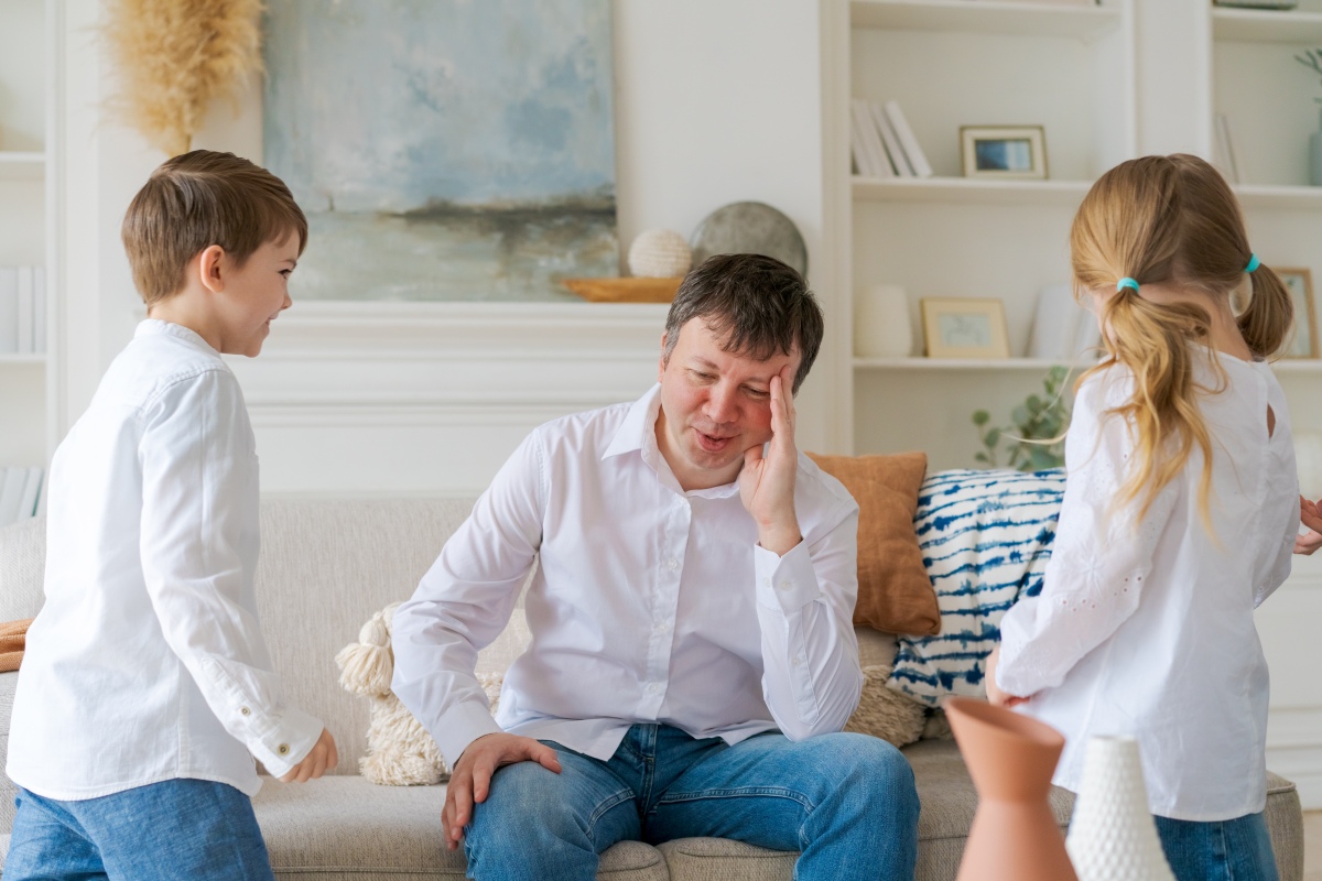 enfant infernal avec ses parents