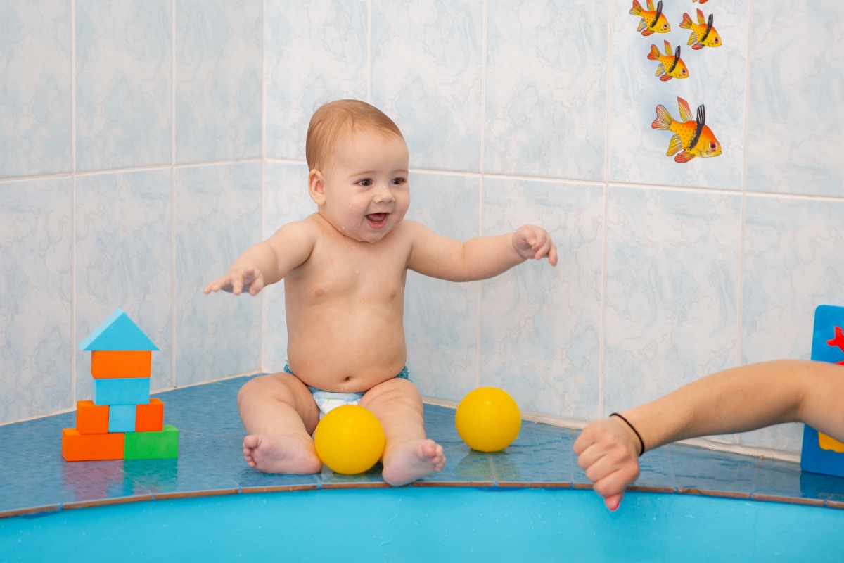 bambino nella vasca da bagno con giocattoli