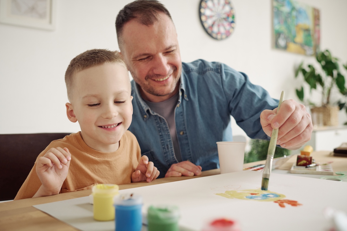 père avec enfant hyperactif